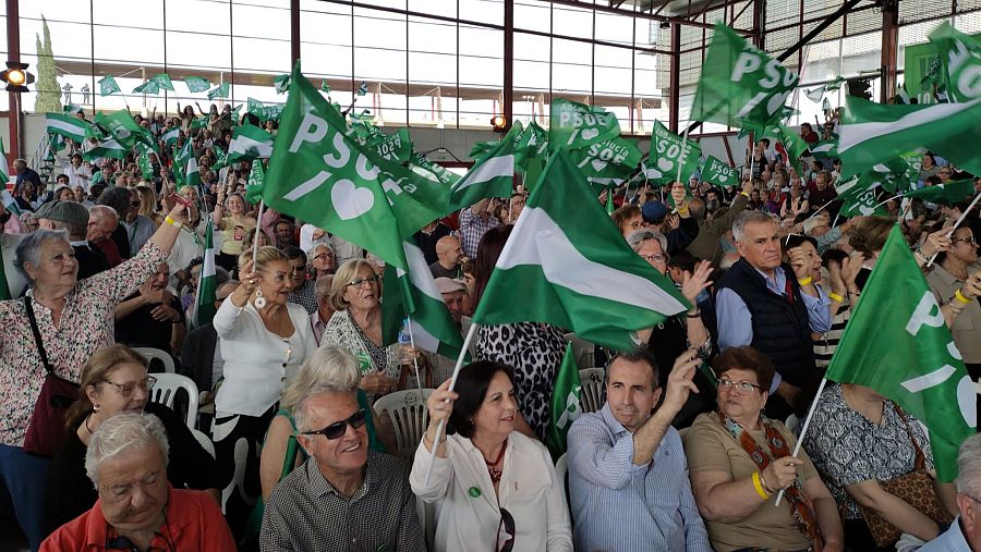 Los asistentes al mitin de este viernes en Cártama, con banderas andaluzas y con el logo del PSOE.