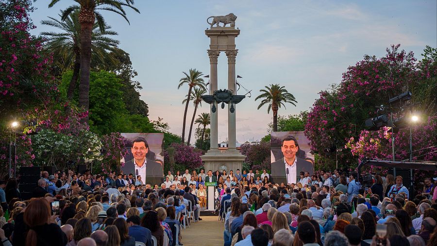 El presidente de la Junta de Andalucía y candidato del PP a la reelección, Juanma Moreno, inicia en Sevilla la campaña, con un acto celebrado en los Jardines de Murillo.