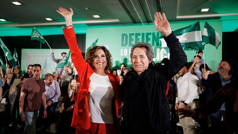 La candidata del PSOE a la Presidencia de la Junta de Andalucía, María Jesús Montero, junto al cantante Miguel Ríos, durante el acto público de apertura de campaña, en Granada.