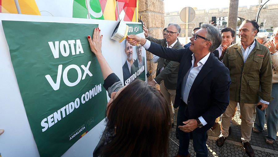 El candidato de Vox a la Presidencia de la Junta de Andalucía y cabeza de lista por Cádiz al Parlamento Andaluz, Manuel Gavira, pega carteles de campaña por el 17-M en Cádiz.