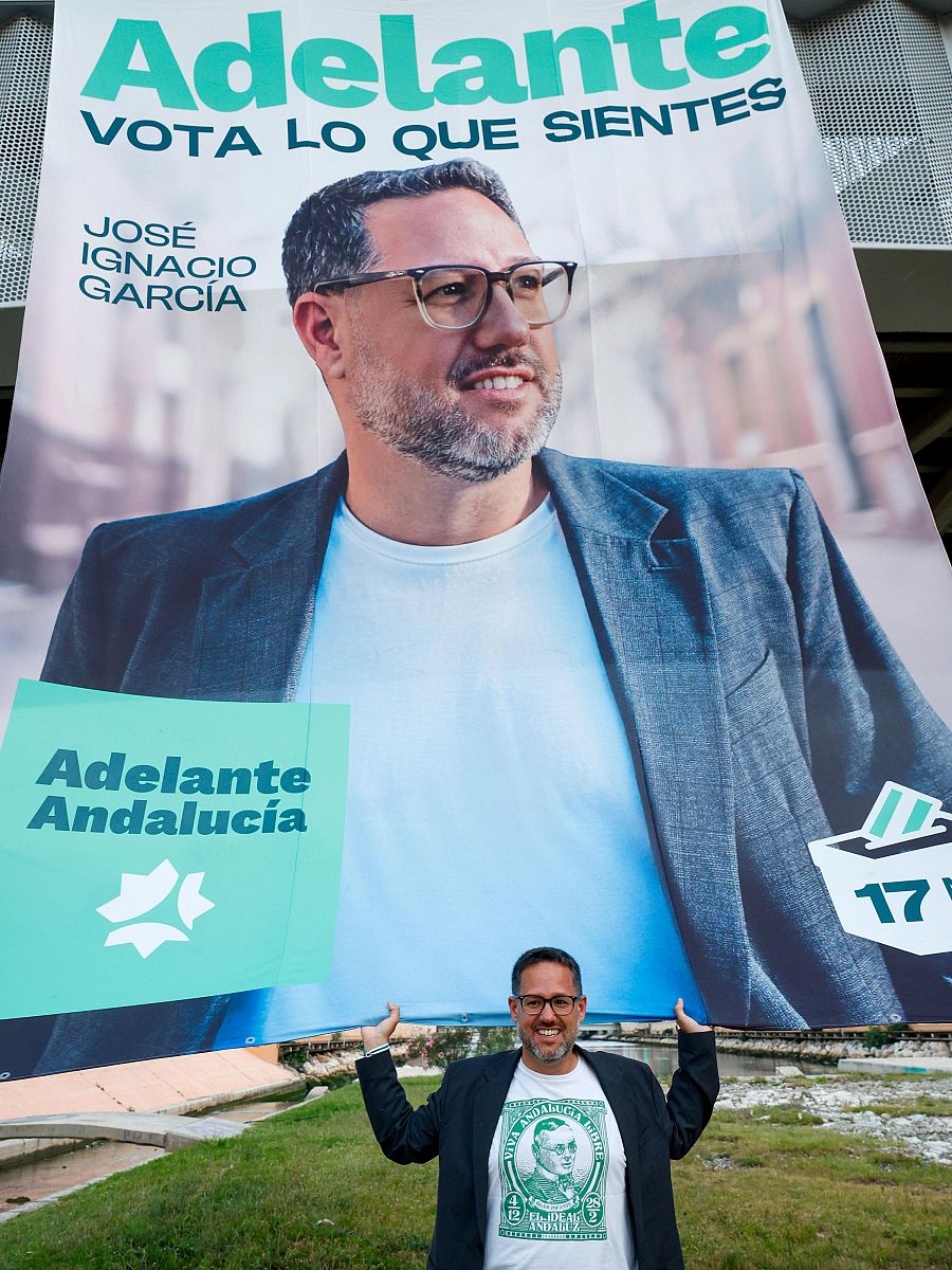 El candidato de Adelante Andalucía a la Presidencia de la Junta de Andalucía, José Ignacio García, exhibe el cartel de su campaña durante el acto de inicio en Málaga.
