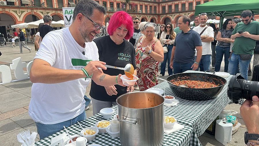 El candidato de Adelante Andalucía sirve comidas caseras en Córdoba durante la campaña electoral