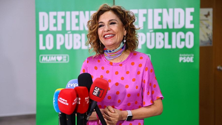 La candidata del PSOE, María Jesús Montero, atiende a los medios de comunicación antes de participar en un acto en Mairena del Aljarafe