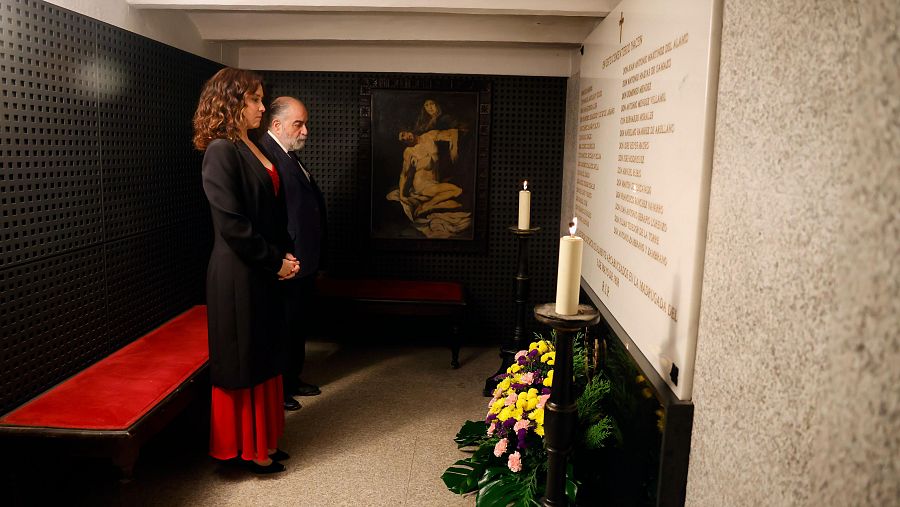 Ayuso, en el cementerio de La Florida, durante la tradicional ofrenda floral a los Héroes del 2 de Mayo