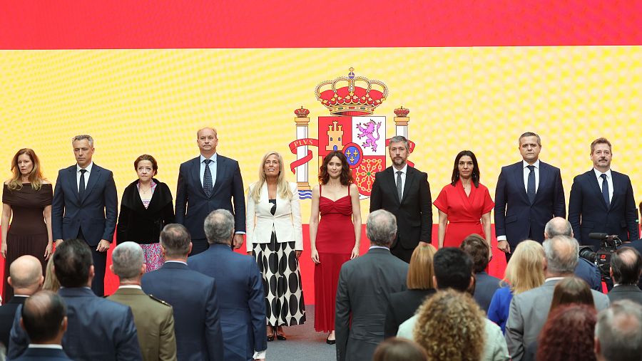 Ayuso posa con sus consejeros de Gobierno al final del acto institucional del Dos de Mayo