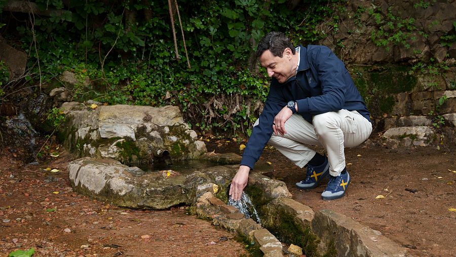 El presidente de la Junta de Andalucía y candidato del PP a la reelección, Juanma Moreno, durante el recorrido por el Cinturón Verde, en Córdoba, Andalucía (España).