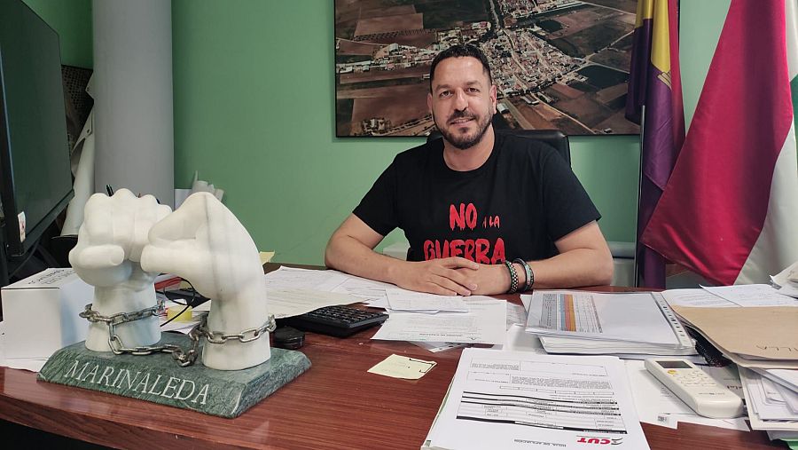 El alcalde de Marinaleda, Sergio Gómez, en su despacho en el Ayuntamiento.