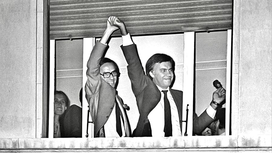 Adolfo Guerra y Felipe González celebran en el Hotel Palace la victoria del PSOE en las elecciones generales de 1982