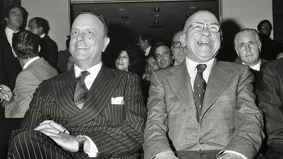Manuel Fraga y Santiago Carrillo sentados juntos en el Club Siglo XXI el 26 de octubre de 1977