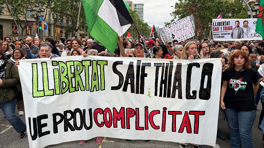 Manifestants mostren una pancarta davant la seu de la Comissió Europea a Barcelona demanant la llibertat dels dos activistes propalestins capturats per Israel