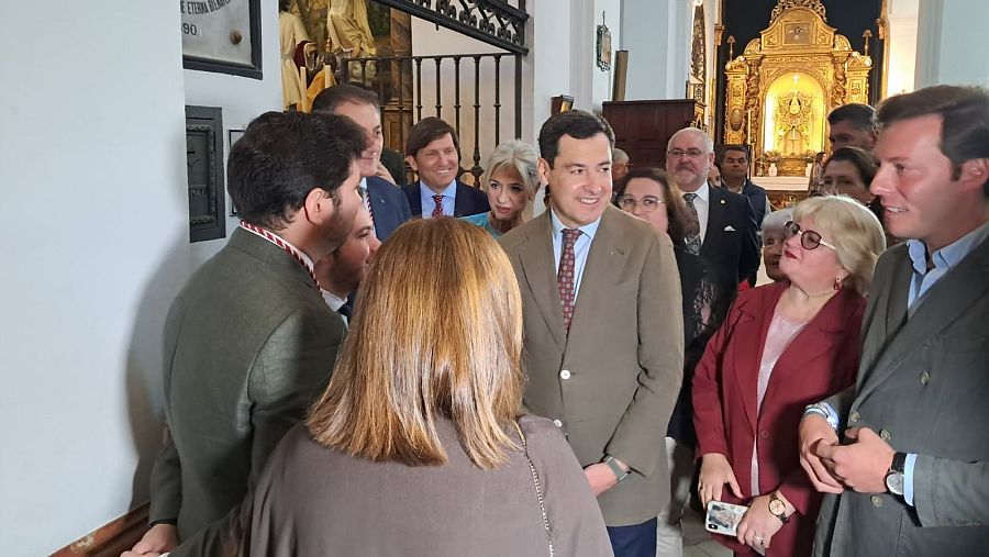El candidato del PP a la reelección, Juanma Moreno, ha visitado hermandades en Dos Hermanas.