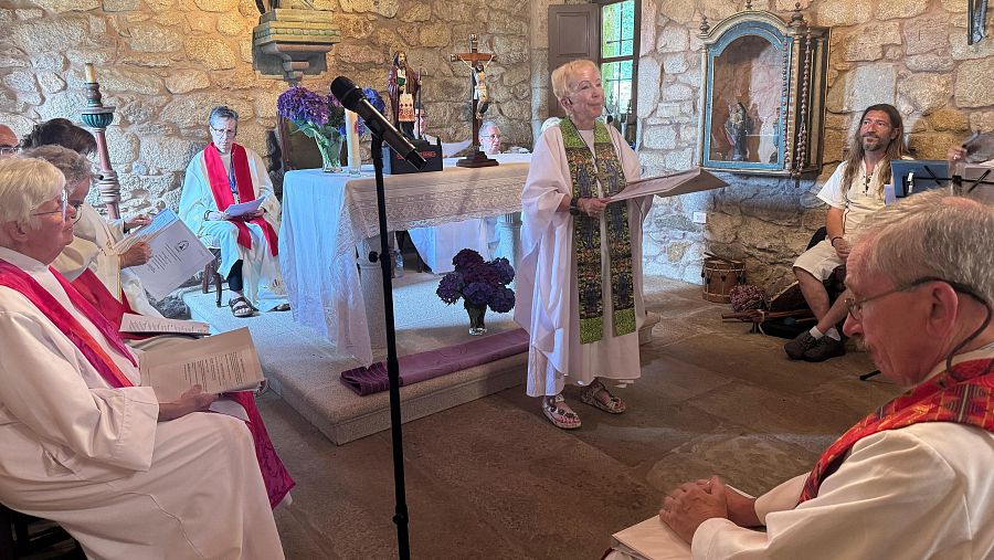 Bridget Mary preside una celebración litúrgica.