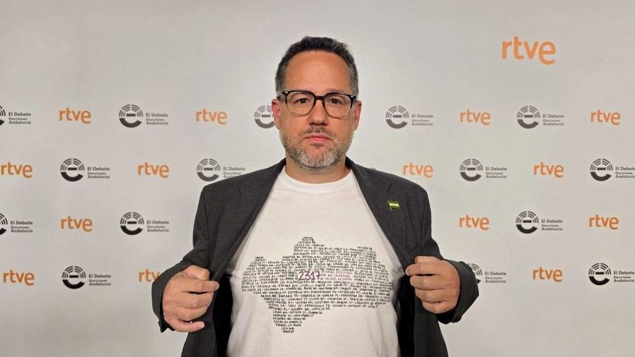 El candidato de Adelante Andalucía, José Ignacio García, muestra su camiseta en el debate de RTVE.