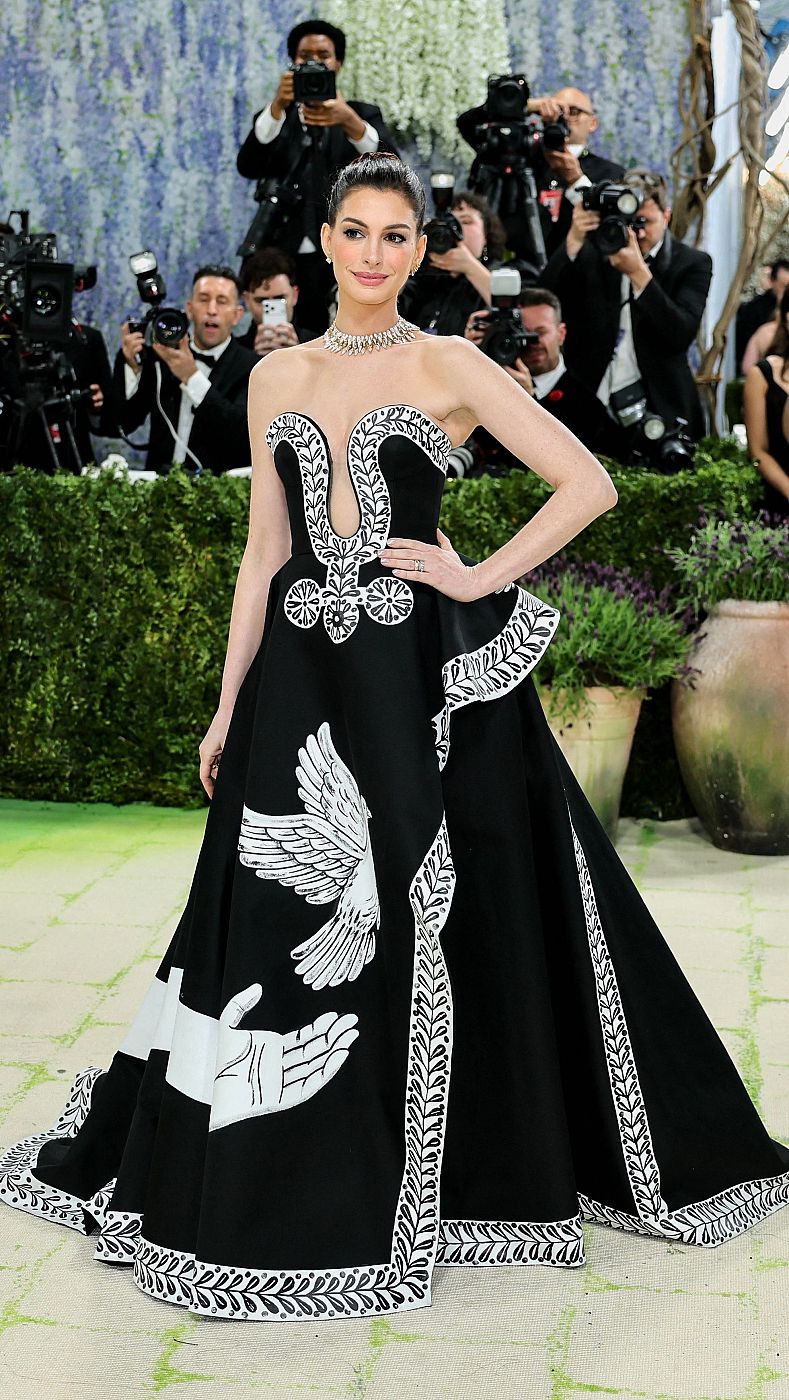 Anne Hathaway en la Met gala 2026