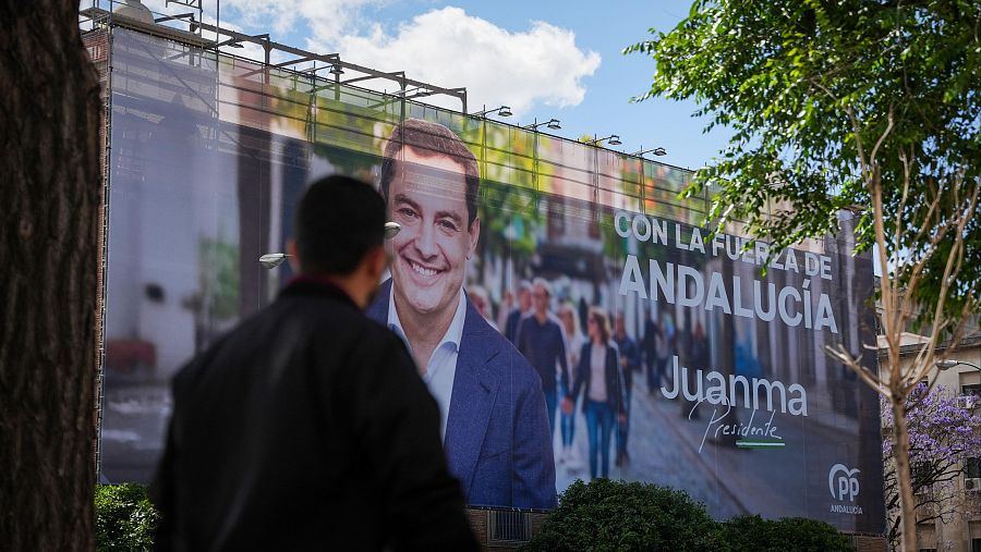 Uno de los carteles colgados en Sevilla del candidato del PP a la reelección, Juanma Moreno.
