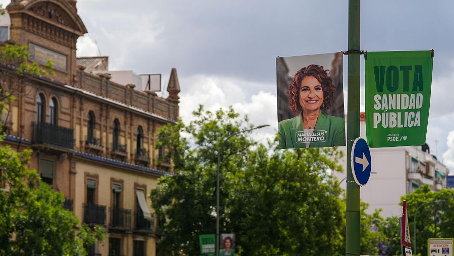 Carteles en Sevilla de la candidata del PSOE, María Jesús Montero
