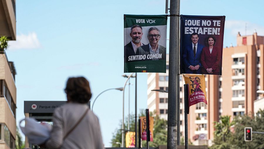 Cartel colgado en Sevilla del candidato de Vox, Manuel Gavira, junto al líder de la formación, Santiago Abascal.