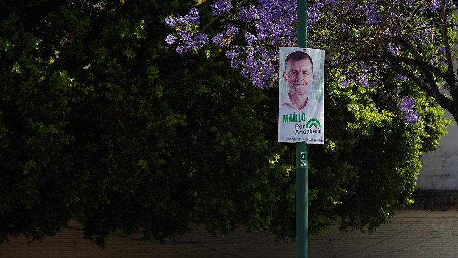 Cartel colgado en Sevilla del candidato de Por Andalucía, Antonio Maíllo.