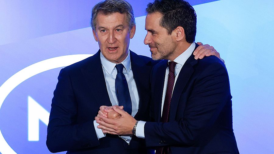 Alberto Núñez Feijóo y Borja Sémper se saludan al inicio del desayuno informativo organizado por Nueva Economía Fórum