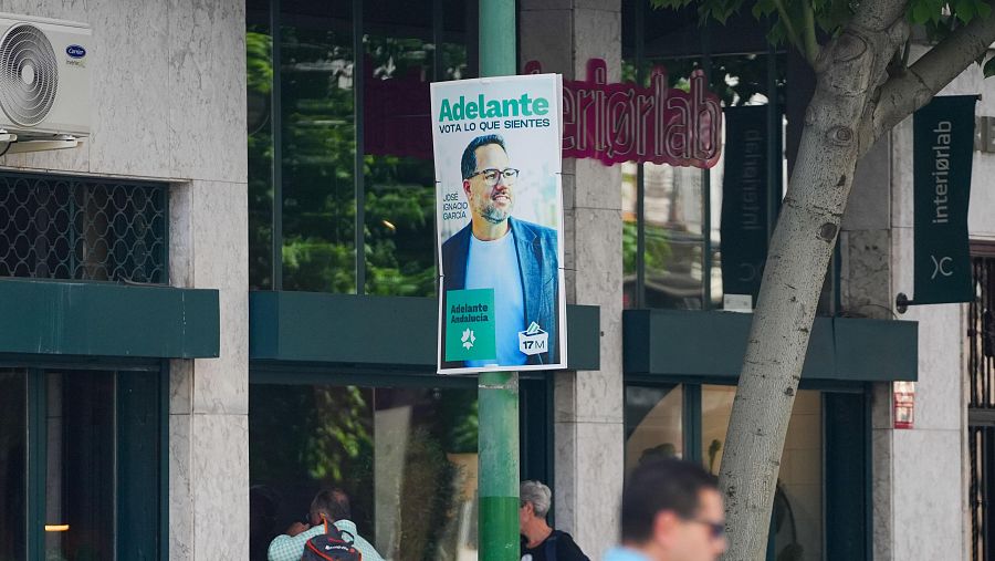 Cartel golgado en Sevilla del candidato de Adelante Andalucía, José Ignacio García.