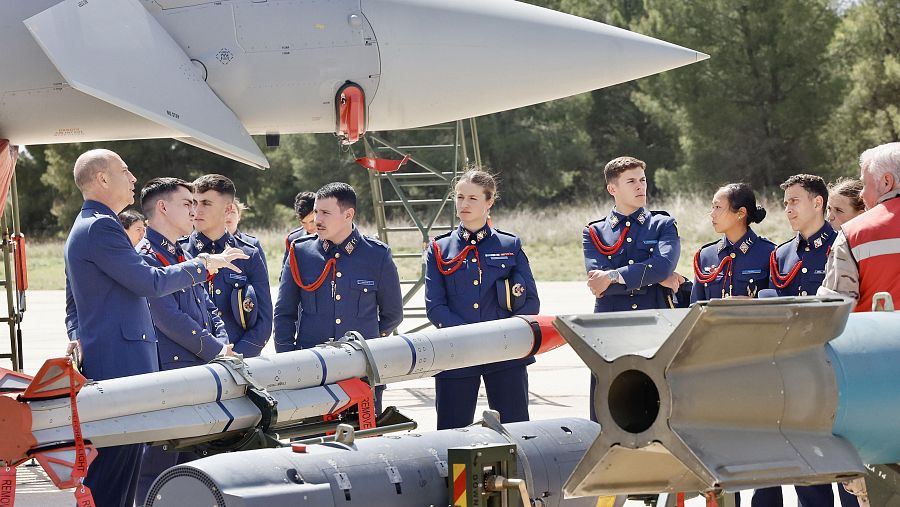 Los alumnos de la Academia General del Aire y del Espacio (AGA) conocen, a través del Coronel en la Base Aérea de Los Llanos (Albacete), Diego José Sánchez Caamaño, el funcionamiento del Ala 14 del Ejército del Aire y del Espacio (EA).