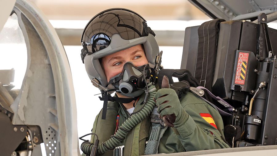 La princesa de Asturias, justo antes de iniciar el vuelo en el avión F5 en la Base Aérea de Talavera la Real (Badajoz)