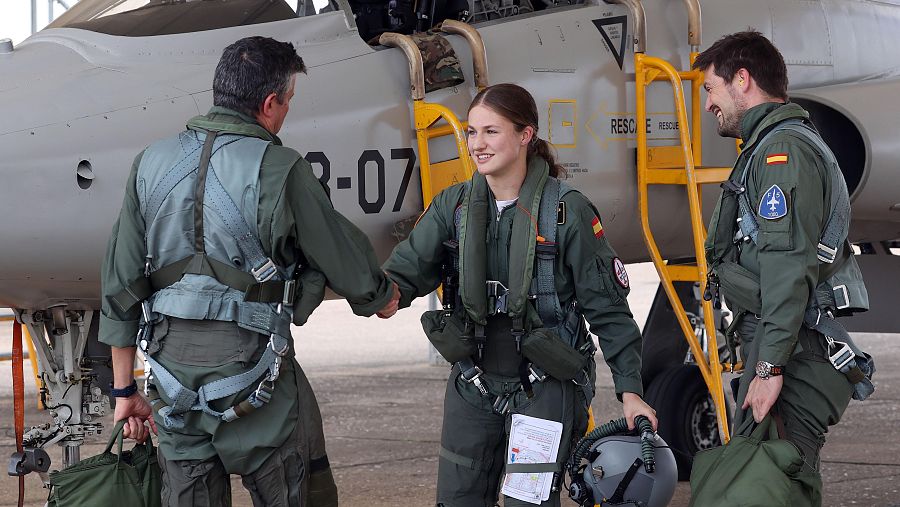 La princesa de Asturias saluda al coronel jefe de la BA de Talavera la Real, Daniel Fernández de Bobadilla Lorenzo, tras el vuelo de instrucción con el avión de combate F5 en Base Aérea de Talavera la Real, Badajoz