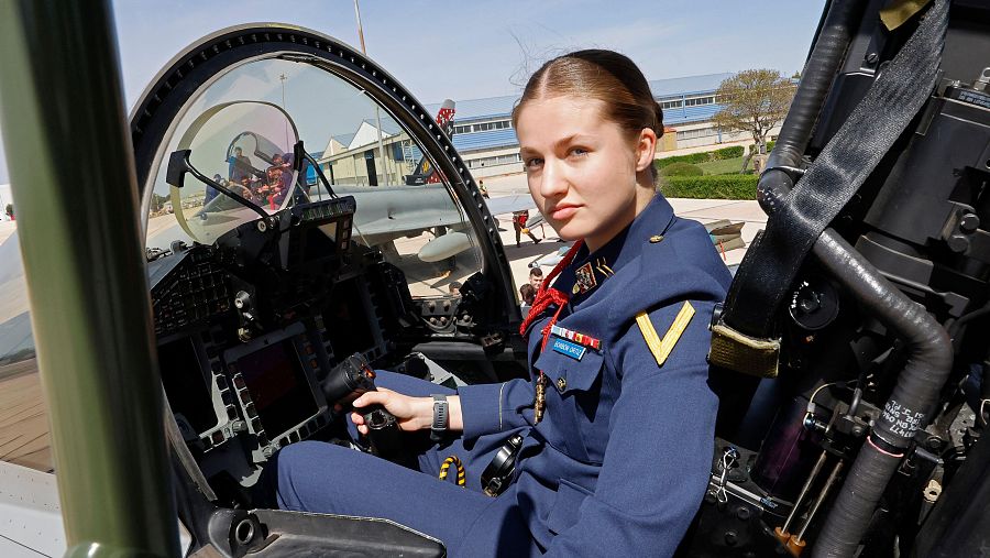 La princesa de Asturias, en la cabina de un reactor Eurofighter (C.16) en la Base Aérea de Los Llanos, Albacete