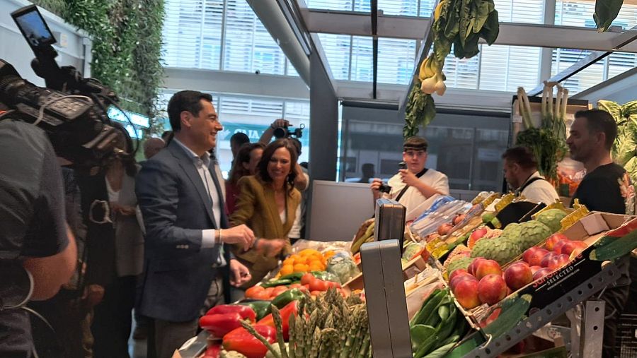 El presidente del PP de Andalucía y candidato a la reelección de la Presidencia de la Junta, Juanma Moreno, visita al mercado municipal de Almuñécar (Granada).