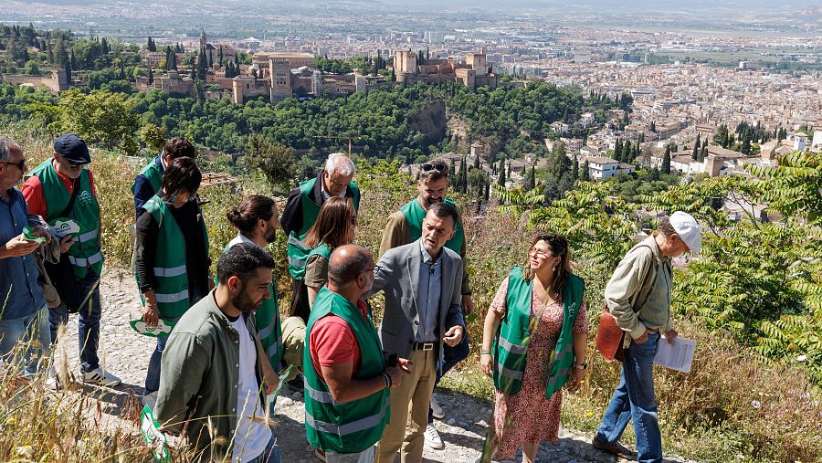 El candidato de Por Andalucía a la Presidencia de la Junta, Antonio Maíllo, recorre El Albaicín de Grananda