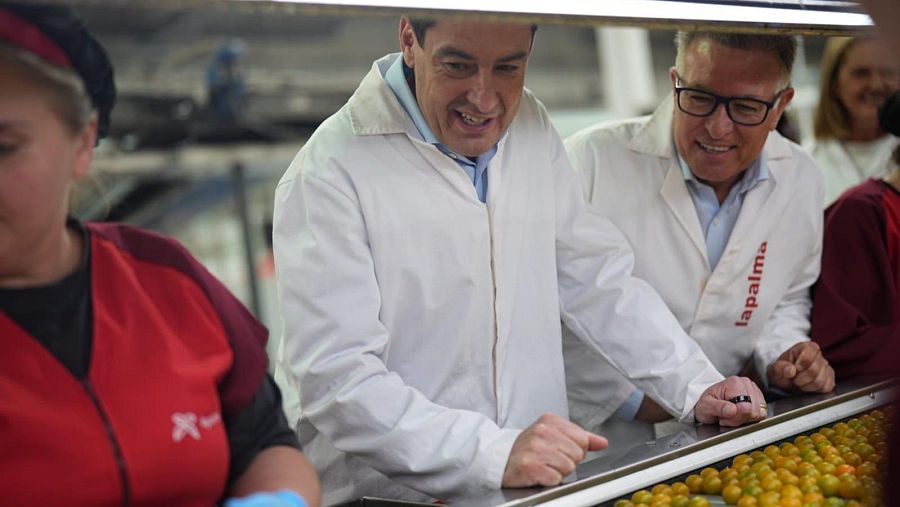 Juanma Moreno ha visitado Motril (Málaga) para mostrar su apoyo al sector de la agroindustria.