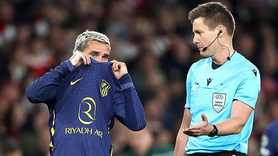 El colegiado del partido tras la polémica del penalti no señalado a Griezmann.