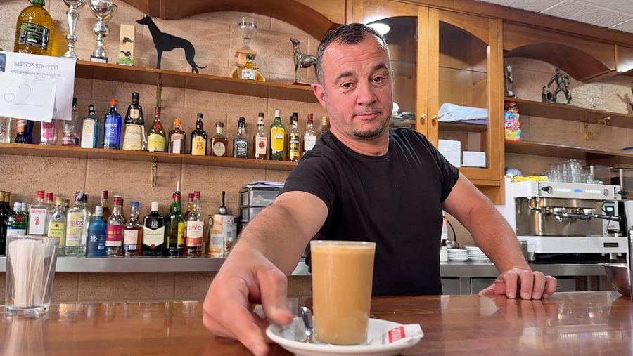 Francisco Javier, el dueño del único bar de Cazalilla, Jaén, sirve un café