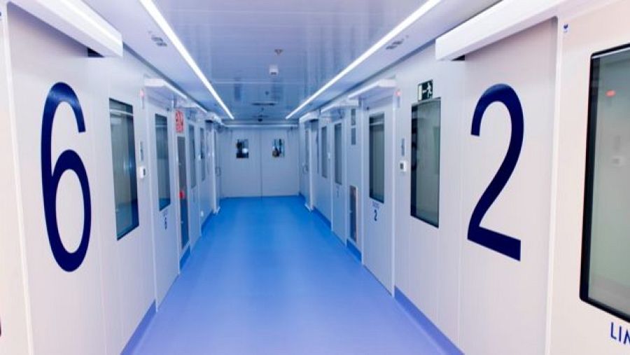 Las habitaciones funcionan como boxes de UCI de máxima seguridad, equipadas con paramentos resistentes al peróxido de hidrógeno