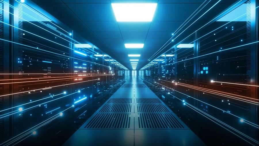 Pasillo de centro de datos con racks de servidores iluminados en azul y líneas de datos azules y naranjas, evocando la complejidad de la IA.