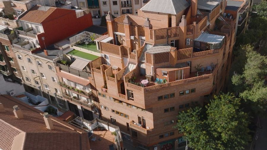 La Casa Fullà, al Guinardó, és una experiència d’habitatge comunitari projectada per Lluís Clotet i Òscar Tusquets