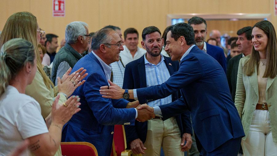 El presidente del PP de Andalucía y candidato a la reelección de la Presidencia de la Junta, Juanma Moreno saluda a su llegada al encuentro con agricultores onubenses.