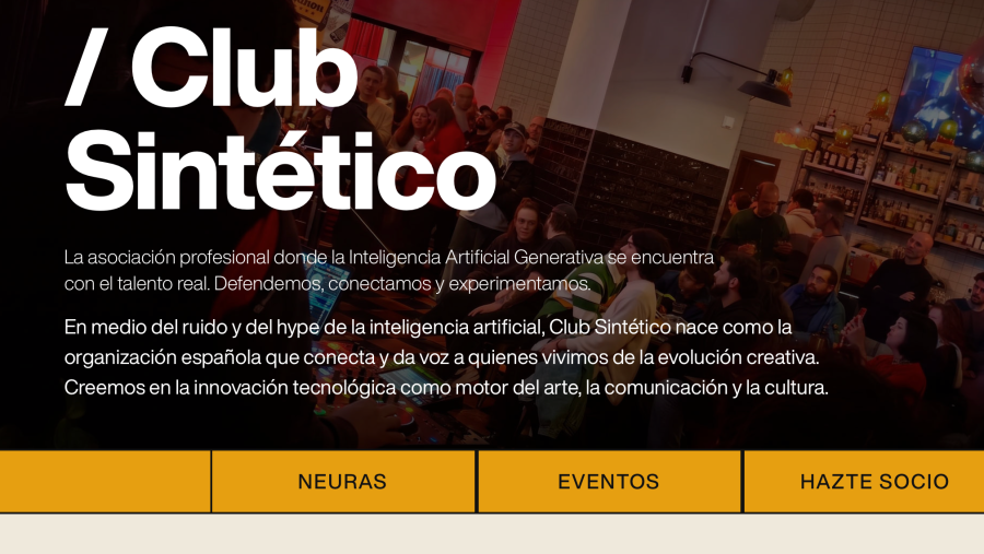 Página de inicio de una web. Fondo oscuro, se aprecia ligeramente gente asistiendo a un evanto. En primer término se leen las letras Club Sintético. Y a continuación un mensaje explicativo.