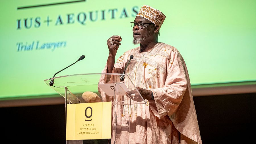 Abdelaziz Baraka Sakin, el escritor Sudanés, dando un discurso tras recoger el premio de Optimistas Comprometidos
