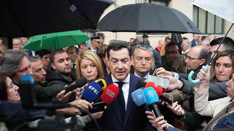 El presidente de la Junta de Andalucía y candidato a la relección por el PP, Juanma Moreno, ha atendido a los medios a las puertas del velatorio, instalado en la Comandancia de la benemérita de la capital onubense.