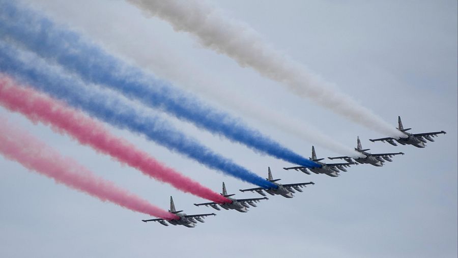 Aviones Su-25 de la Fuerza Aérea rusa sobrevuelan la Plaza Roja dejando estelas de humo con los colores de la bandera estatal rusa durante el desfile militar del Día de la Victoria en Moscú.