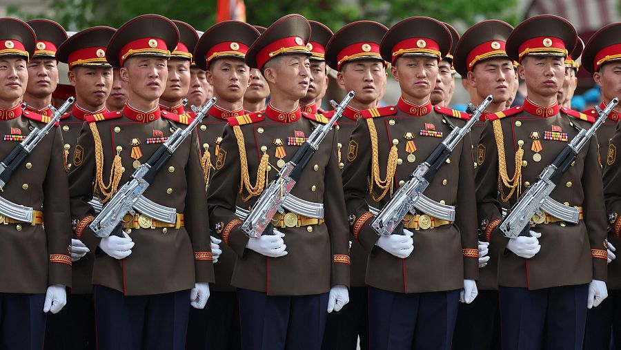 Los militares del Ejército Popular de Corea marcharon junto a las tropas rusas