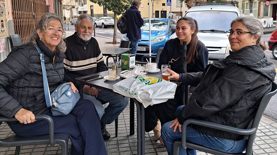 Vecinos de Granadilla toman un café en la terraza de un bar del pueblo