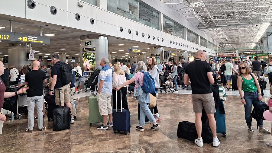 Normalidad en el aeropuerto Tenerife Sur a primera hora de la mañana