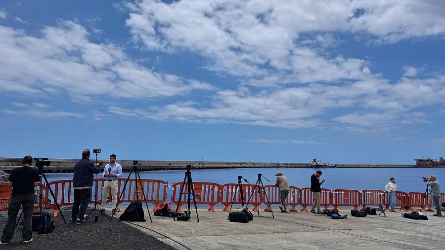 Periodistas informan sobre la próxima llegada del MV Hondius en el puesto de mando avanzado