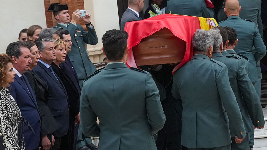 Juanma Moreno (PP) y María Jesús Montero (PSOE) asisten al funeral por los dos guardias civiles fallecidos.