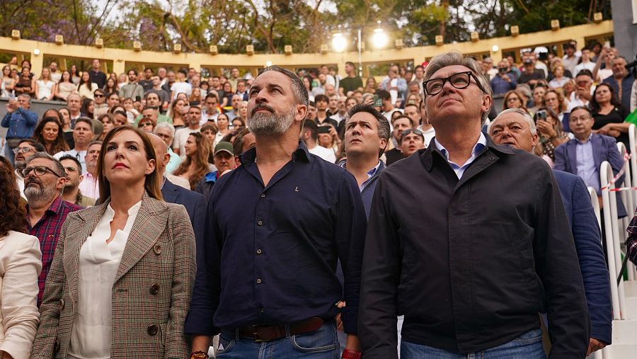 Santiago Abascal y Manuel Gavira, en un acto en Marbella, escuchando la canción 'El novio de la muerte'