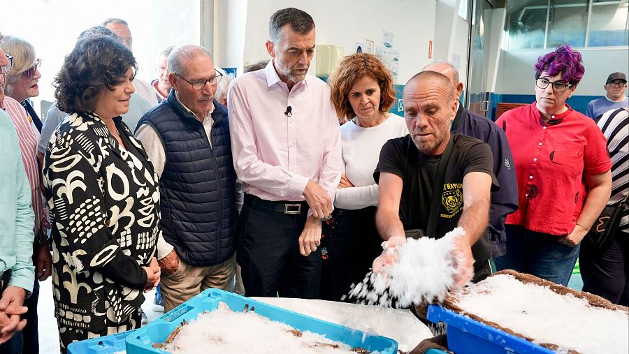 Antonio Maíllo, ha visitado este viernes la Cofradía de Pescadores en Sanlúcar de Barrameda (Cádiz)
