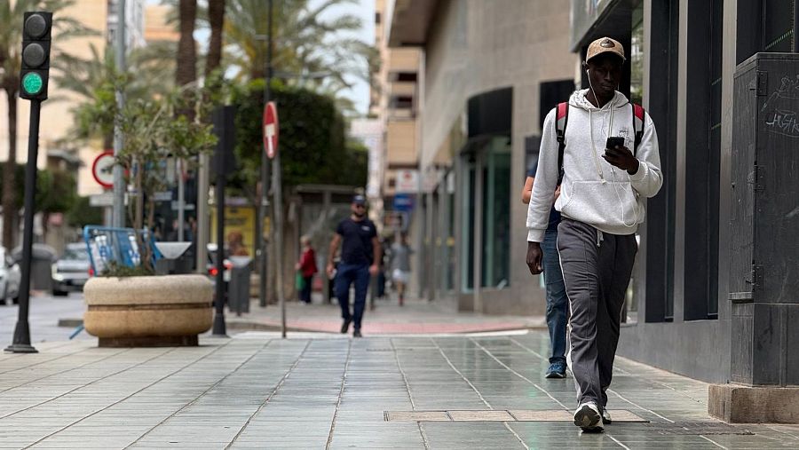 Vecinos de El Ejido pasean por la calle principal de la localidad almeriense el 7 de mayo de 2026