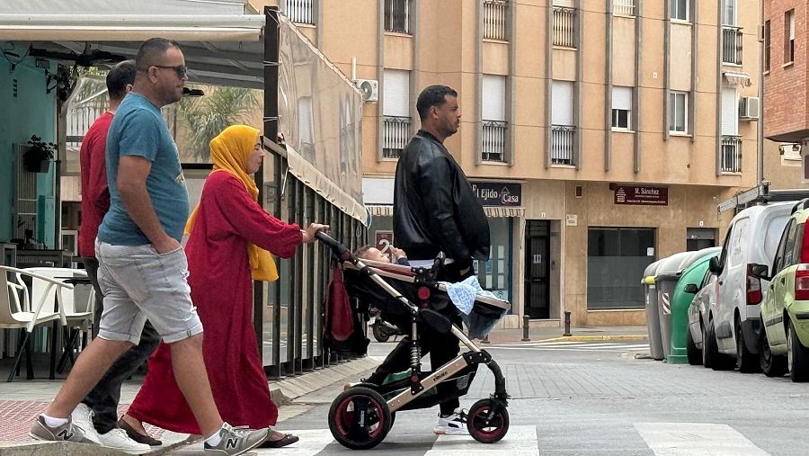 Una familia cruza una calle en El Ejido (Almería)